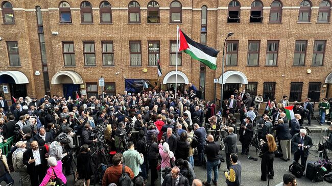 Флаг Палестины у здания палестинской миссии в Великобритании после церемонии поднятия флага в честь признания палестинского государства Великобританией. 22 сентября 2025