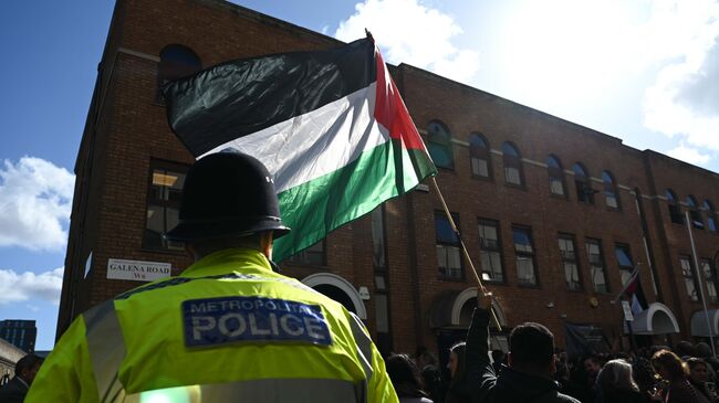 Флаг Палестины у здания палестинской миссии в Великобритании после церемонии поднятия флага в честь признания палестинского государства Великобританией. 22 сентября 2025