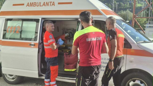 Румынские спасатели эвакуируют гражданина Украины, который неделю провел в горах Марамуреша