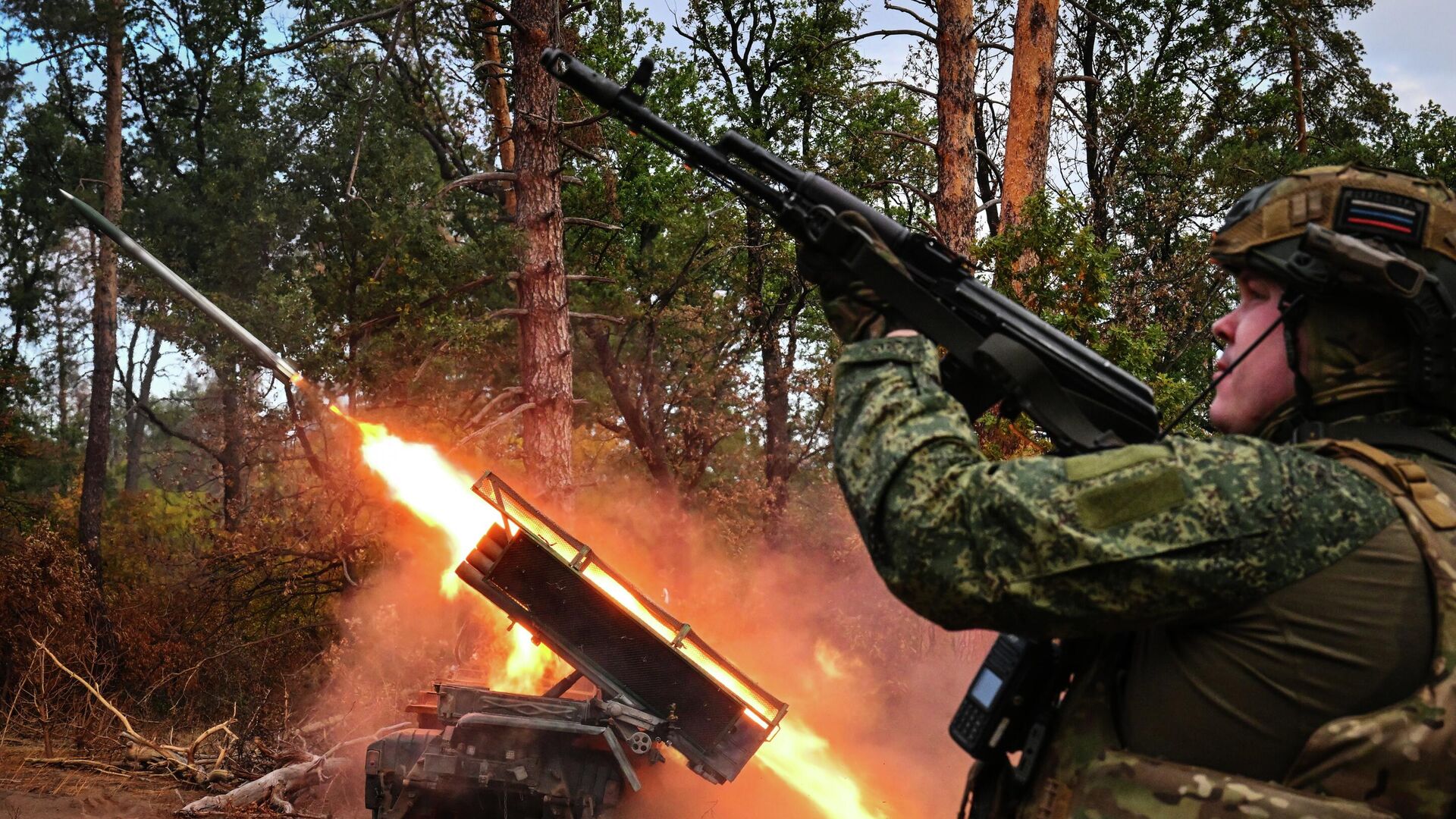 Боевая работа военнослужащих артиллерийского расчета РСЗО Град в зоне СВО - РИА Новости, 1920, 26.09.2025