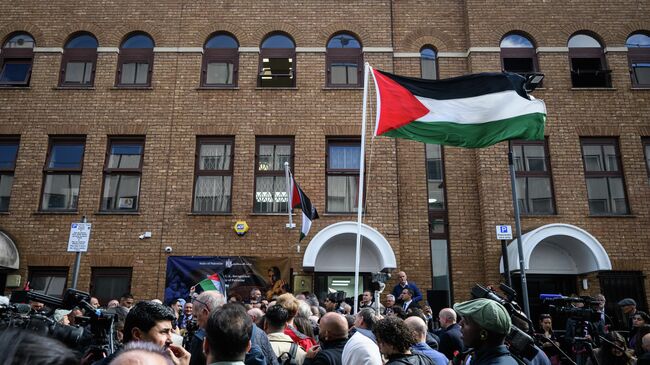 Флаг Палестины у здания палестинской миссии в Великобритании после церемонии поднятия флага в честь признания палестинского государства Великобританией