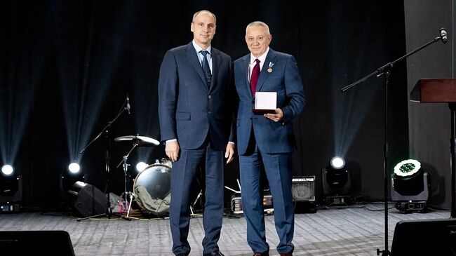 Александр Шамсутдинов награжден за заслуги перед Свердловской областью Александр Шамсутдинов награжден за заслуги перед Свердловской областью