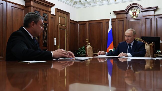 Президент РФ Владимир Путин и глава Луганской Народной Республики Леонид Пасечник во время встречи