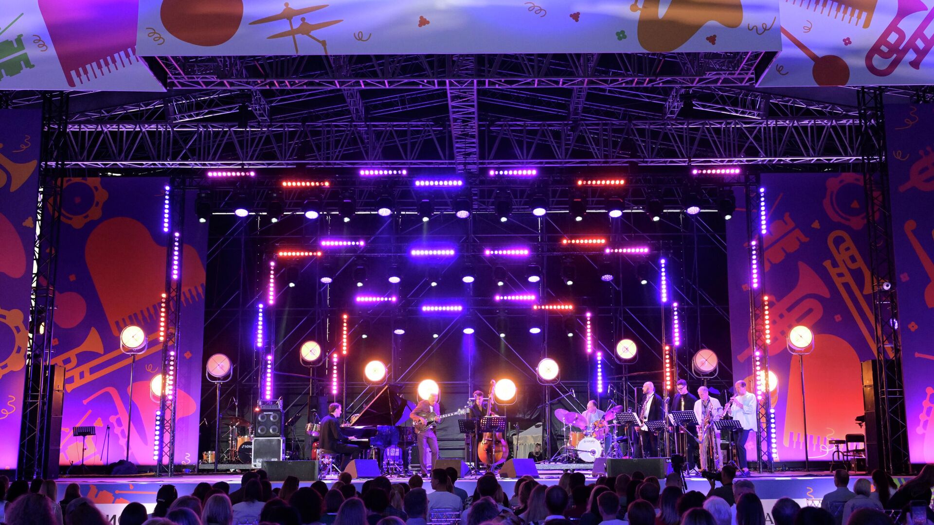 На Международном джазовом фестивале Геленджик-молодое На Международном джазовом фестивале Геленджик-молодое - РИА Новости, 1920, 24.09.2025