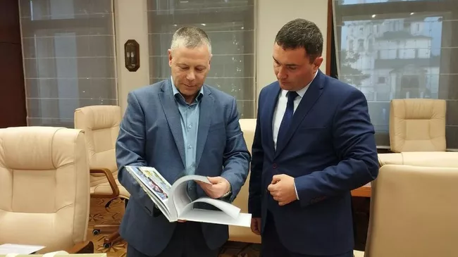Губернатор Ярославской области Михаил Евраев и участник программы Время героев Андрей Бровкин