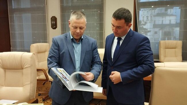 Губернатор Ярославской области Михаил Евраев и участник программы Время героев Андрей Бровкин Губернатор Ярославской области Михаил Евраев и участник программы Время героев Андрей Бровкин