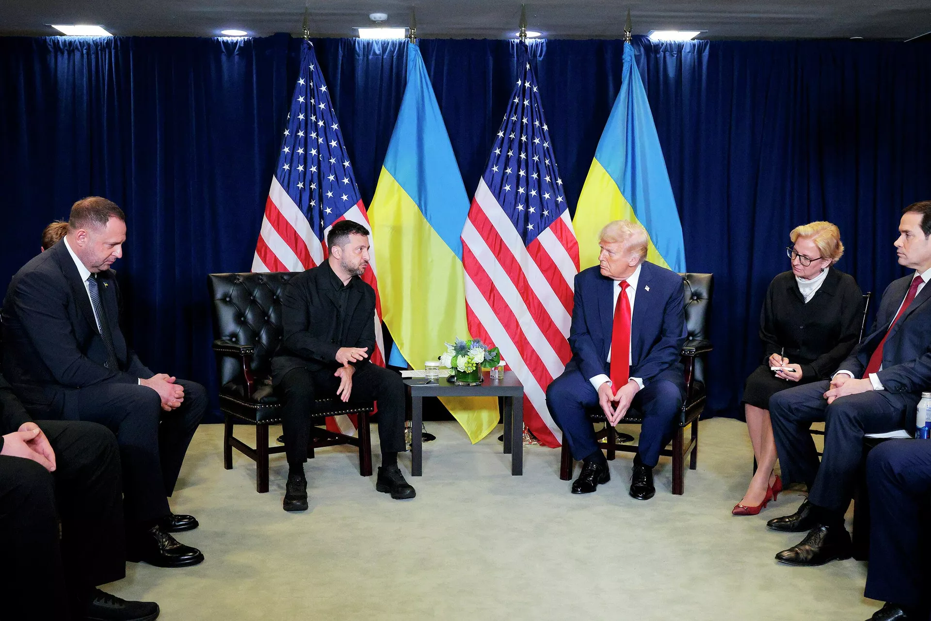 Дональд Трамп и Владимир Зеленский во время встречи на полях Генассамблеи ООН - РИА Новости, 1920, 24.09.2025