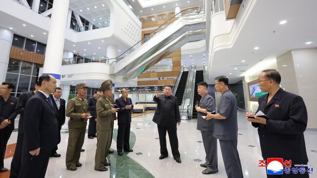 Ким Чен Ын осматривает Пхеньянскую объединенную больницу