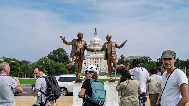 Статуя, на которой Трамп и обвиненный в сексуальной эксплуатации несовершеннолетних финансист Эпштейн держатся за руки напротив Капитолия