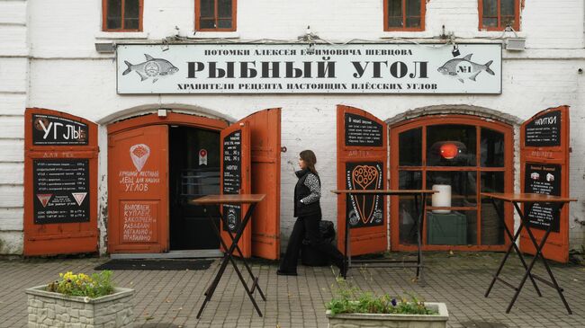Девушка у кафе Рыбный угол в Плёсе Девушка у кафе Рыбный угол в Плёсе