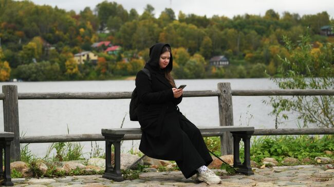 Девушка на Плёсской набережной в Плёсе Девушка на Плёсской набережной в Плёсе