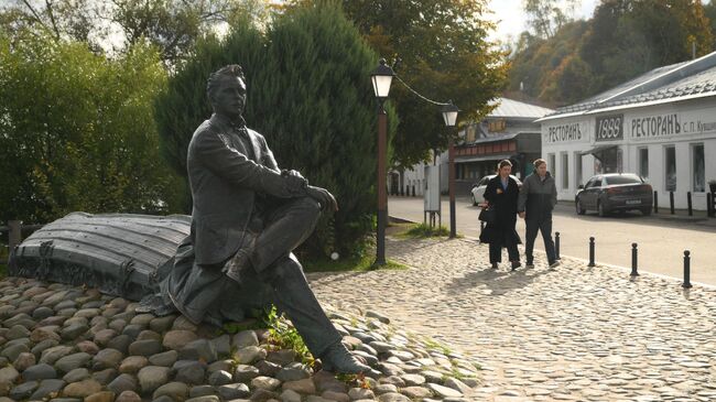 Памятник певцу Фёдору Шаляпину, установленный на Плёсской набережной в Плёсе Памятник певцу Фёдору Шаляпину, установленный на Плёсской набережной в Плёсе