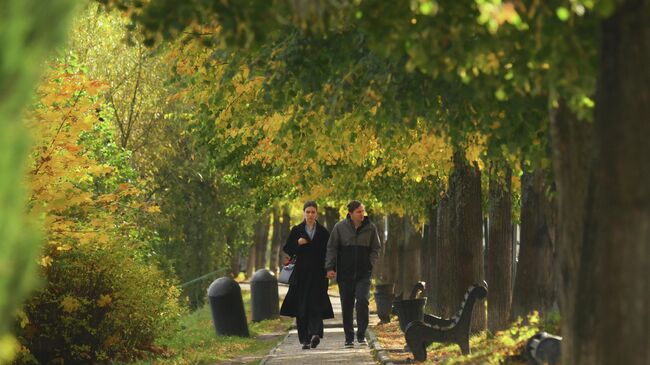 Прохожие в сквере в Плёсе Прохожие в сквере в Плёсе