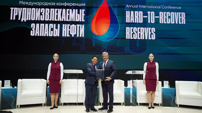 Ректор университета ПетроВьетнам Фан Минь Куок Бинь и ректор Альметьевского государственного технологического университета Александр Дьяконов