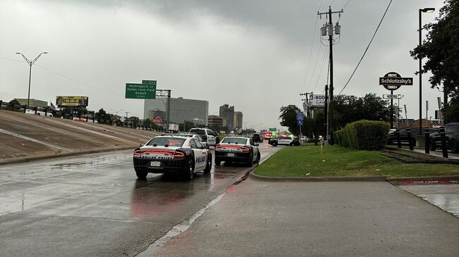 Полиция перекрыла шоссе I-35E рядом с офисом Иммиграционной и таможенной службы США в Далласе после сообщения о стрельбе. 24 сентября 2025