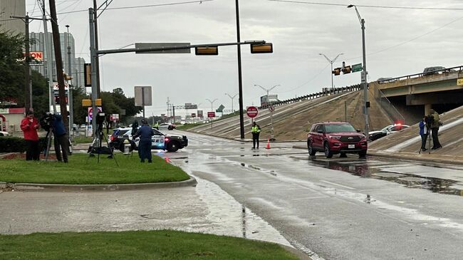 Полиция перекрыла шоссе I-35E рядом с офисом Иммиграционной и таможенной службы США в Далласе после сообщения о стрельбе. 24 сентября 2025