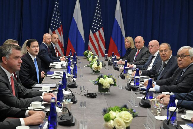 Министр иностранных дел РФ Сергей Лавров и госсекретарь США Марко Рубио во время встречи в Нью-Йорке. 24 сентября 2025