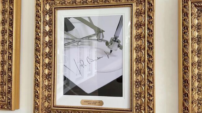 Портрет экс-президента США Джо Байдена в западном крыле Белого Дома заменён на фото устройства, которое автоматически ставит подпись Байдена Портрет экс-президента США Джо Байдена в западном крыле Белого Дома заменён на фото устройства, которое автоматически ставит подпись Байдена