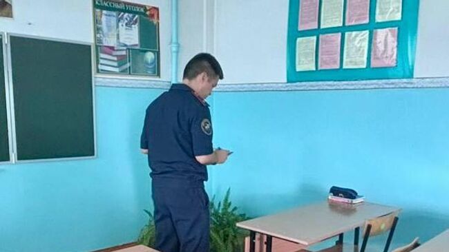 Работа СК РФ на месте происшествия, где 14-летний подросток причинил однокласснику телесные повреждения ножом в Зиме Иркутской области Работа СК РФ на месте происшествия, где 14-летний подросток причинил однокласснику телесные повреждения ножом в Зиме Иркутской области