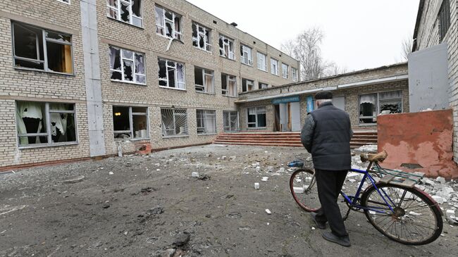 Разрушенная школа в Горловке