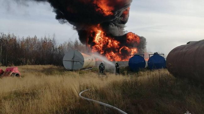 Пожарные ликвидируют возгорание на промышленной площадке в Нижневартовске в Ханты-Мансийском автономном округе