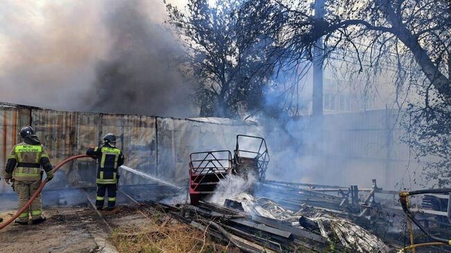 Пожарные тушат возгорание на складе металла в Батайске. 25 сентября 2025