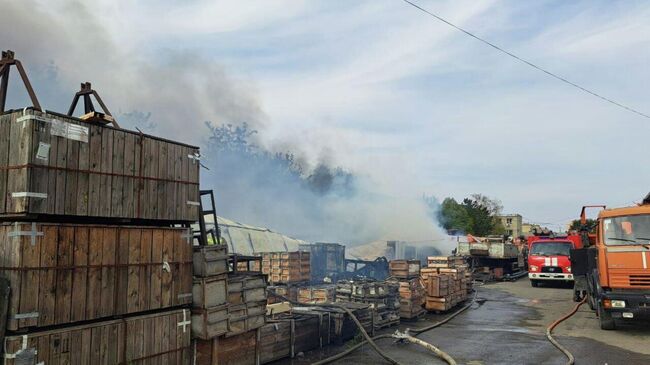 Пожарные тушат возгорание на складе металла в Батайске