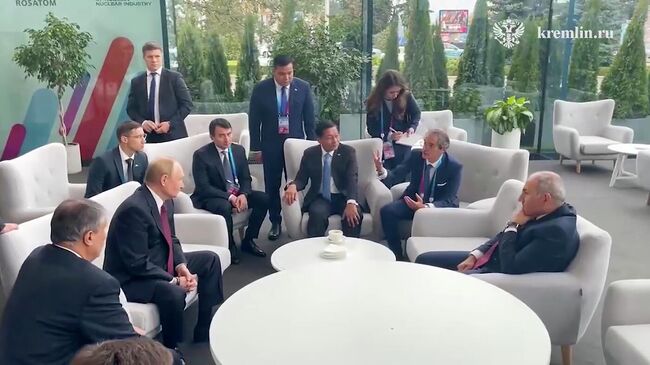 Владимир Путин и главы иностранных делегаций — участники Глобального атомного форума в павильоне Атом на ВДНХ