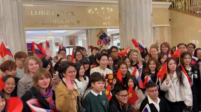 Поклонники Дык Фука общаются с артистом перед его отъездом из Москвы