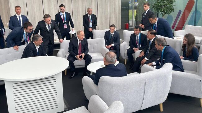 Владимир Путин и главы иностранных делегаций – участники Глобального атомного форума в павильоне Атом на ВДНХ