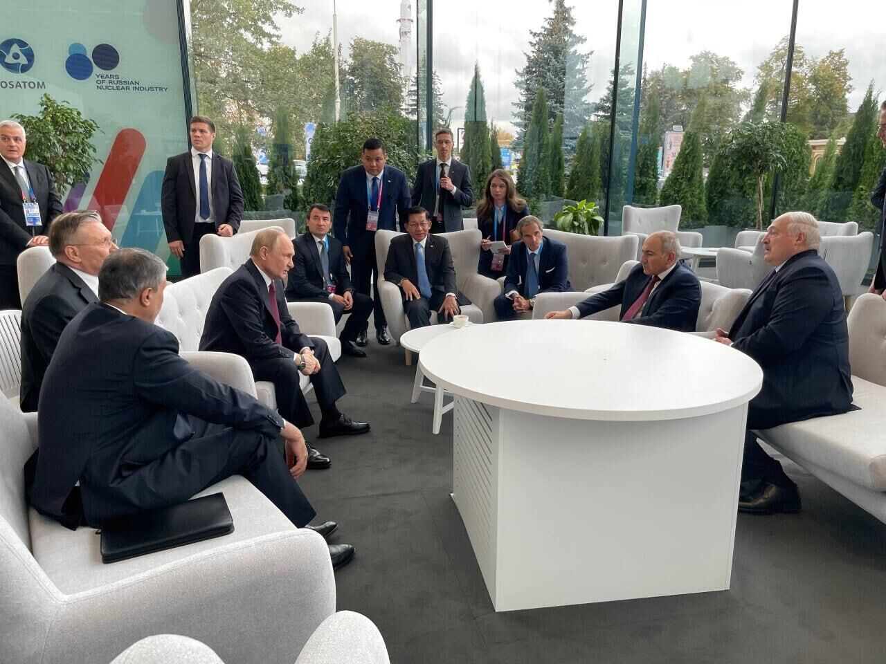 Владимир Путин и главы иностранных делегаций – участники Глобального атомного форума в павильоне Атом на ВДНХ