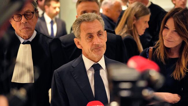 Бывший президент Франции Николя Саркози общается с прессой после оглашения приговора по делу о ливийском финансировании его предвыборной кампании. 25 сентября 2025