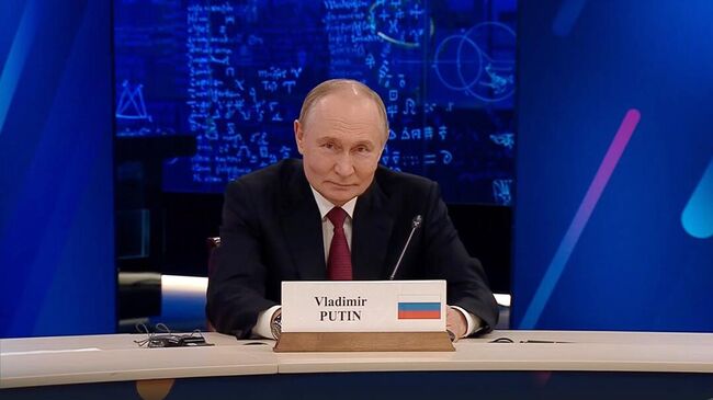 Владимир Путин выступает на Глобальном атомном форуме