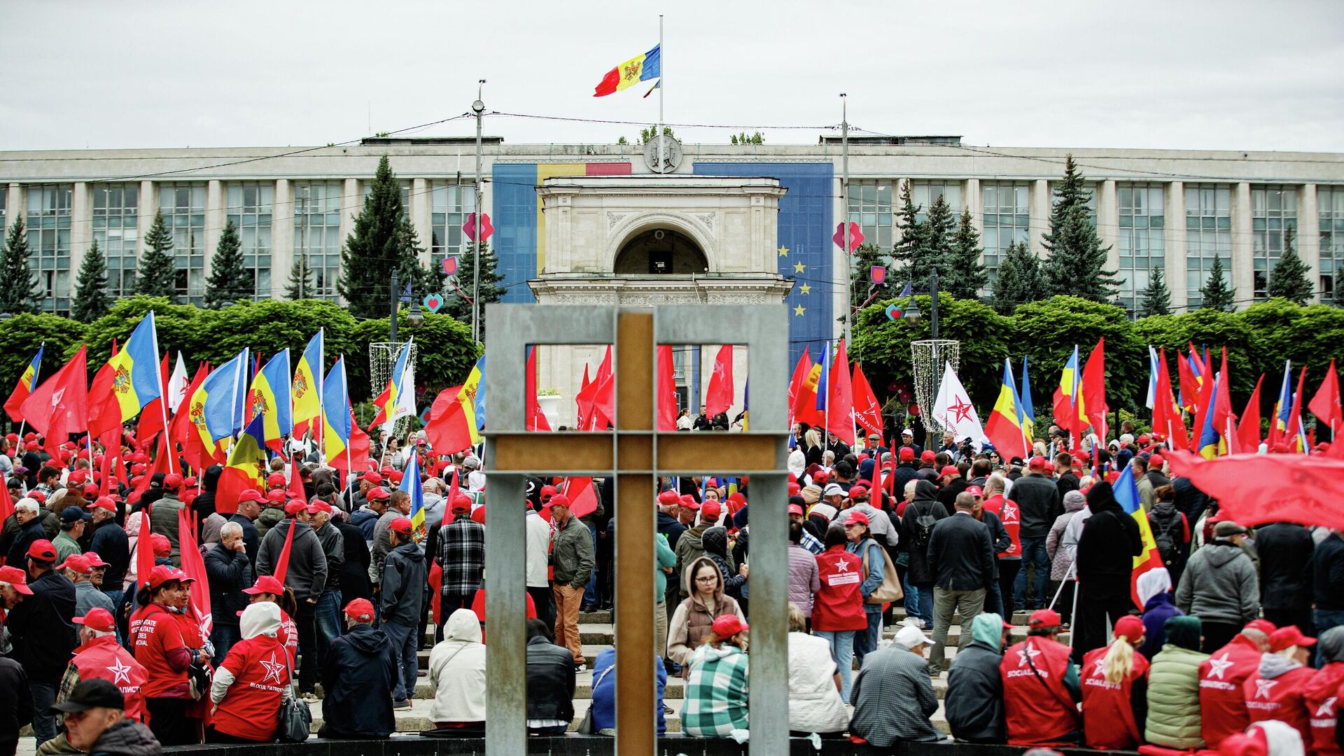 Участники митинга в поддержку свободных и честных выборов в Молдавии