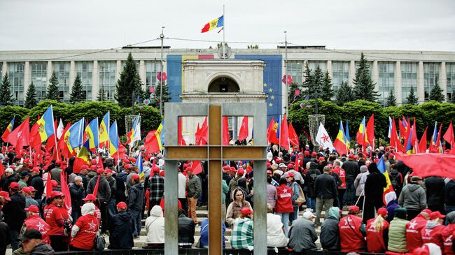 Участники митинга в поддержку свободных и честных выборов в Молдавии