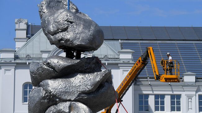 Скульптура Большая глина №4 в центре Москвы Скульптура Большая глина №4 в центре Москвы