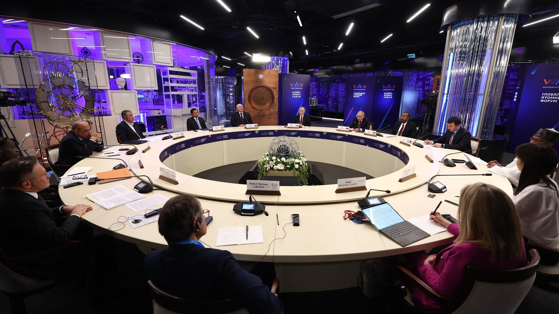 Президент России Владимир Путин на Глобальном атомном форуме в рамках Мировой атомной недели на ВДНХ - РИА Новости, 1920, 25.09.2025