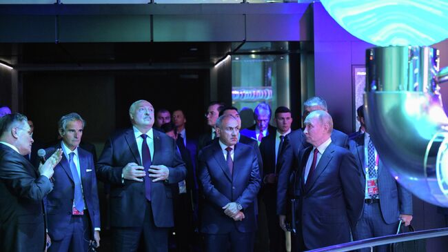 Президент России Владимир Путин и участники Глобального атомного форума посещают павильон Атом на ВДНХ. 25 сентября 2025