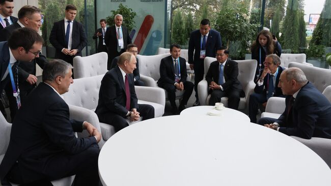 Президент России Владимир Путин и участники Глобального атомного форума в рамках Мировой атомной недели на ВДНХ