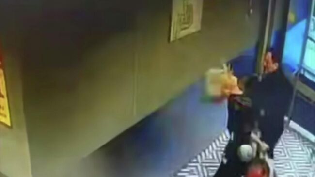 Мужчина ударил кулаком в лицо женщину с ребенком в магазине в Подольске