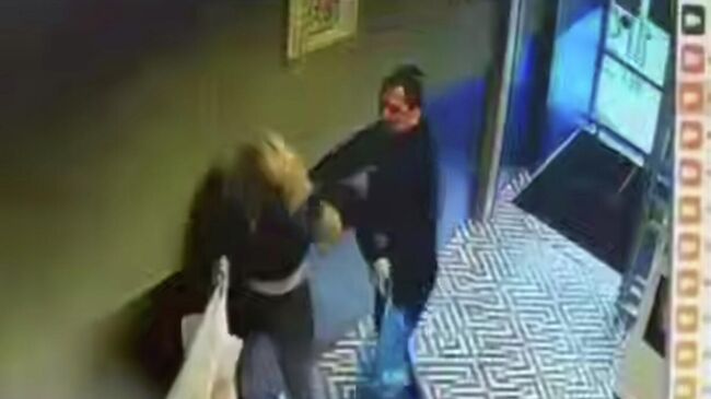 Мужчина ударил кулаком в лицо женщину с ребенком в магазине в Подольске