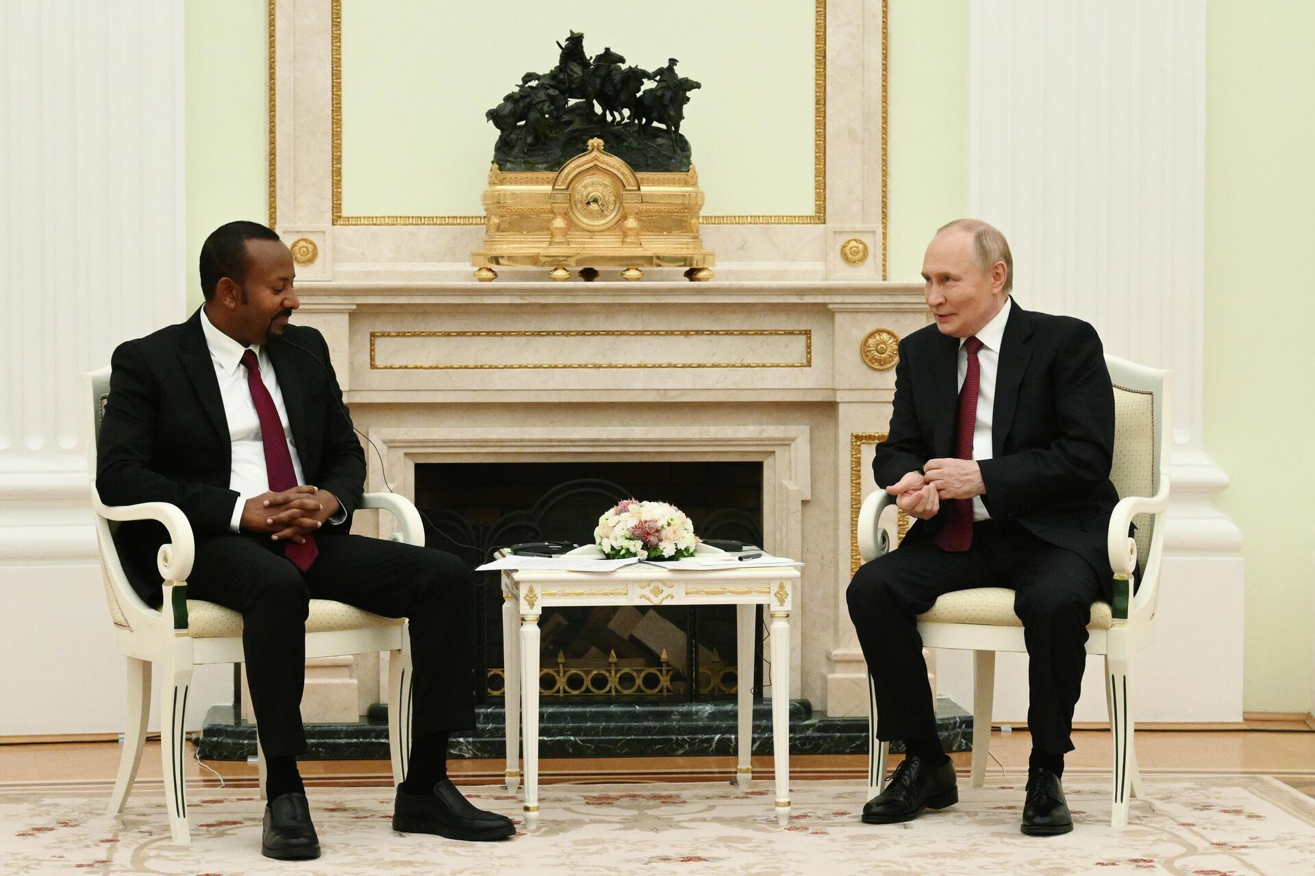 Президент РФ Владимир Путин и премьер-министр Эфиопии Абий Ахмед во время встречи