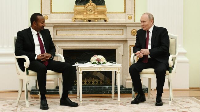 Президент РФ Владимир Путин и премьер-министр Эфиопии Абий Ахмед во время встречи. 25 сентября 2025