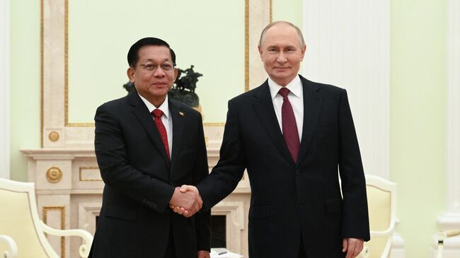 Владимир Путин и Мин Аун Хлайн