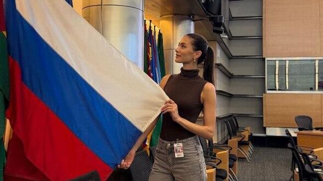 Супруга Александра Овечкина Анастасия Шубская с флагом России