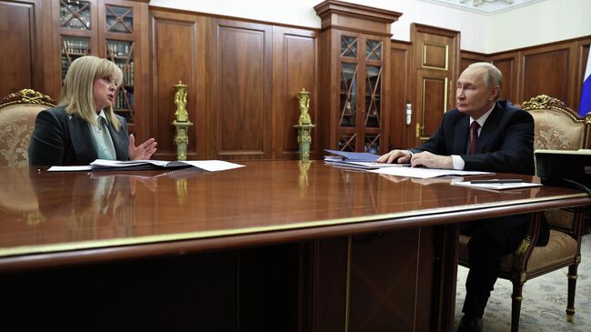 Президент России Владимир Путин и председатель ЦИК Элла Памфилова во время встречи. 26 сентября 2025 Президент России Владимир Путин и председатель ЦИК Элла Памфилова во время встречи. 26 сентября 2025