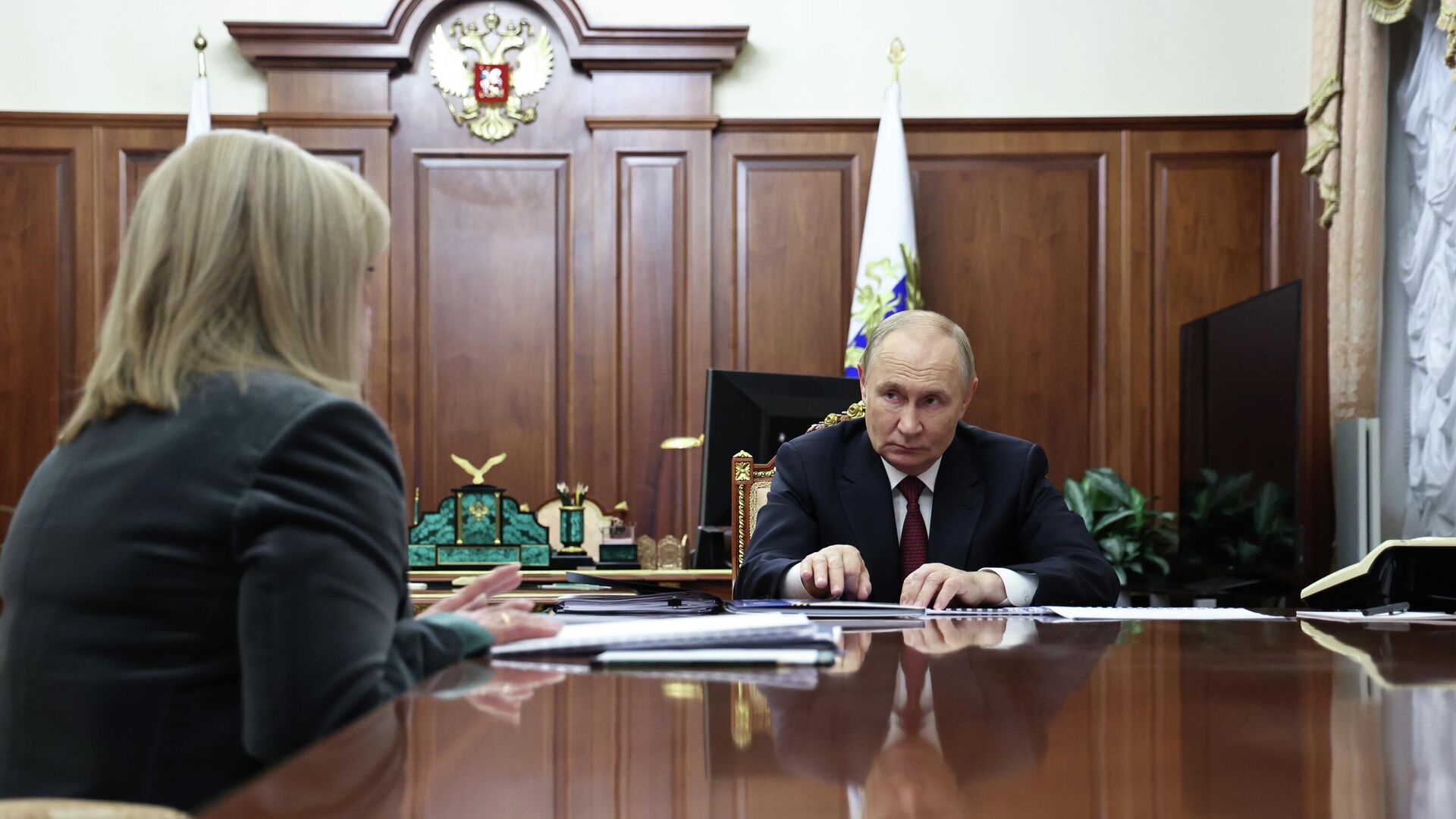 Президент России Владимир Путин и председатель ЦИК Элла Памфилова во время встречи - РИА Новости, 1920, 26.09.2025