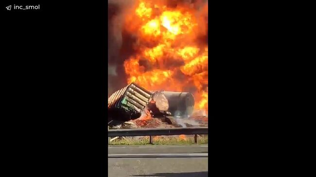 Пожар после столкновения поезда с автомобилем 