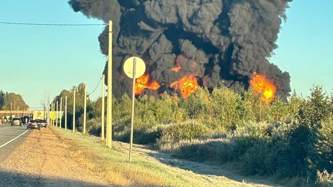 Сотрудники МЧС ликвидируют пожар на месте столкновения грузовика и товарного поезда в Смоленской области