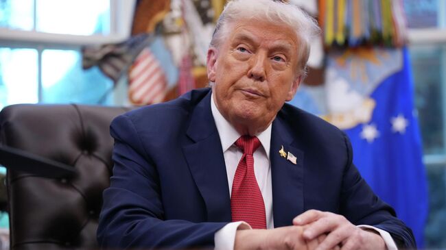 Президент США Дональд Трамп общается с журналистами в Овальном кабинете Белого дома. 25 сентября 2025